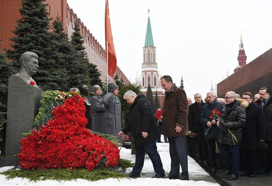 Возложение цветов к могиле И. В. Сталина у Кремлевской стены