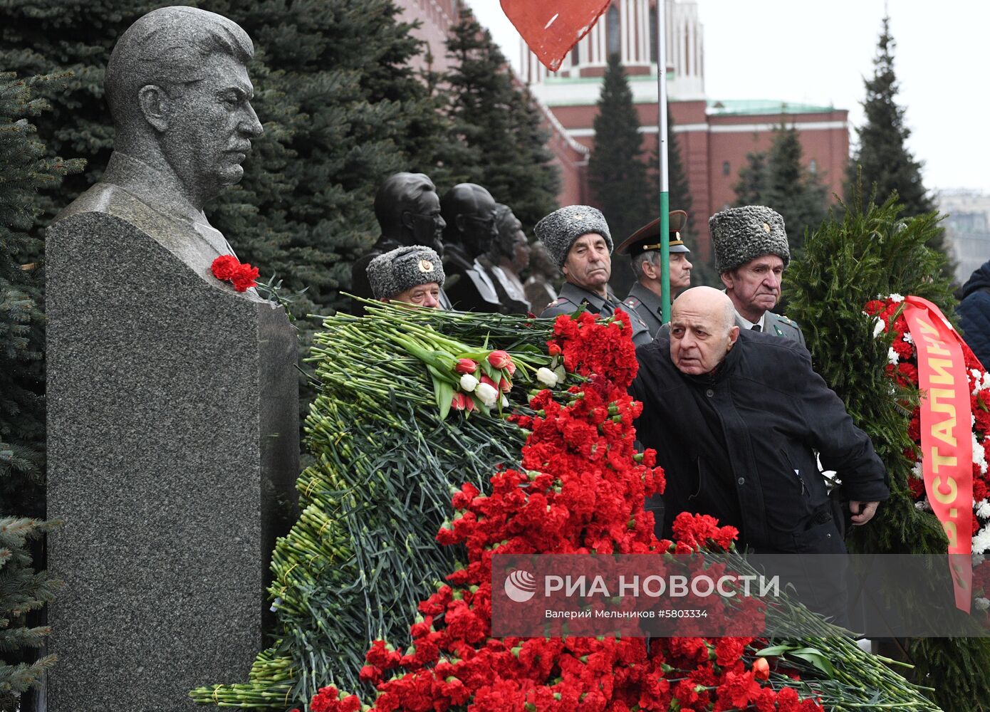 Возложение цветов к могиле И. В. Сталина у Кремлевской стены