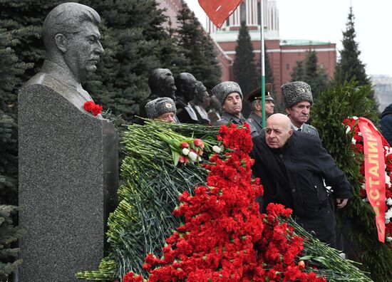 Возложение цветов к могиле И. В. Сталина у Кремлевской стены