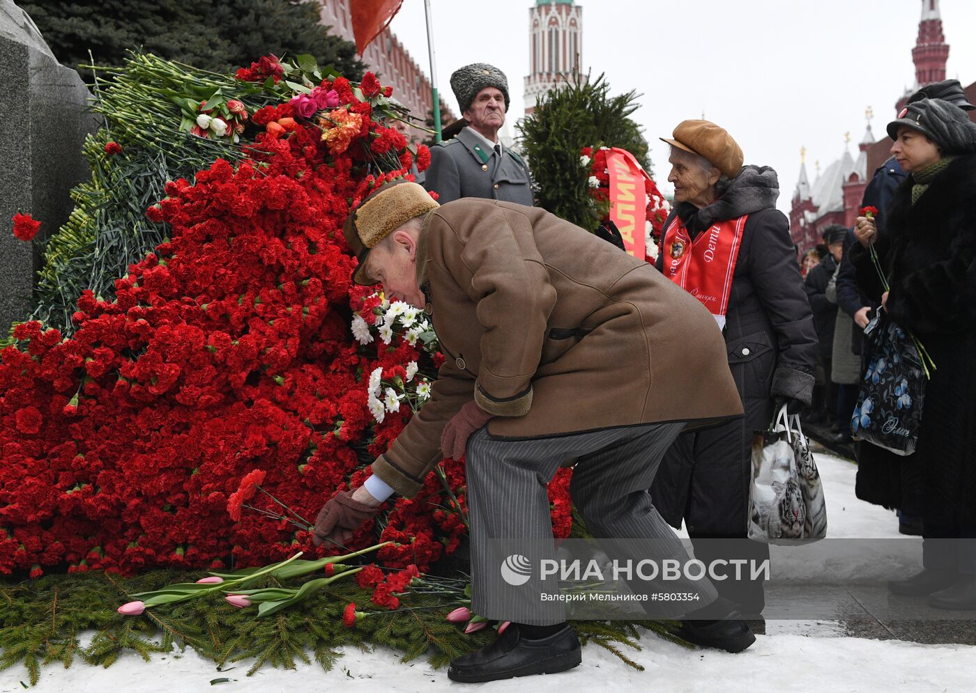 Возложение цветов к могиле И. В. Сталина у Кремлевской стены