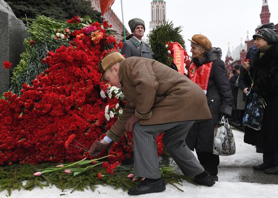 Возложение цветов к могиле И. В. Сталина у Кремлевской стены