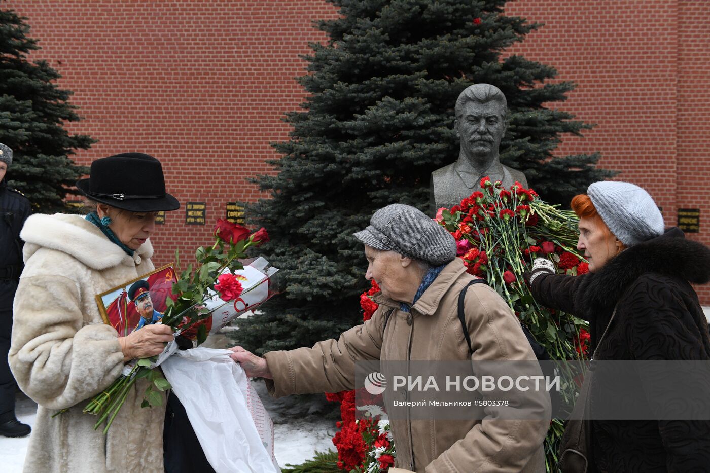 Возложение цветов к могиле И. В. Сталина у Кремлевской стены