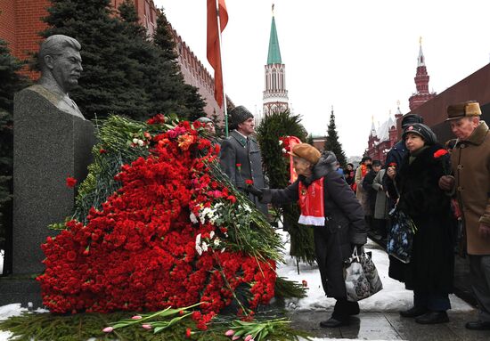 Возложение цветов к могиле И. В. Сталина у Кремлевской стены