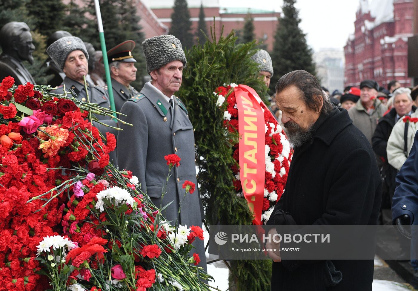 Возложение цветов к могиле И. В. Сталина у Кремлевской стены