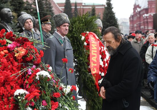 Возложение цветов к могиле И. В. Сталина у Кремлевской стены