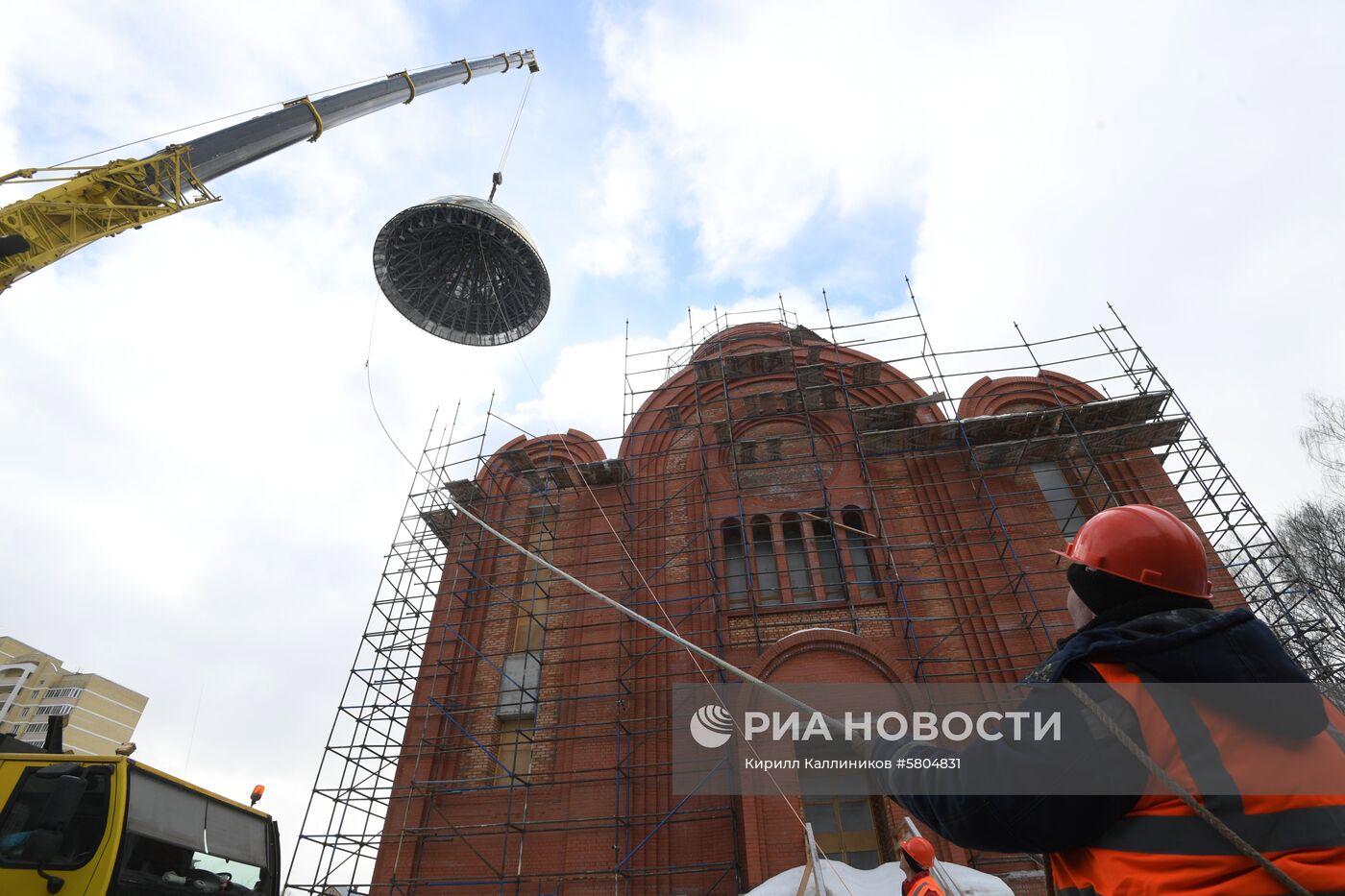 Установка купола на главный храм Росгвардии