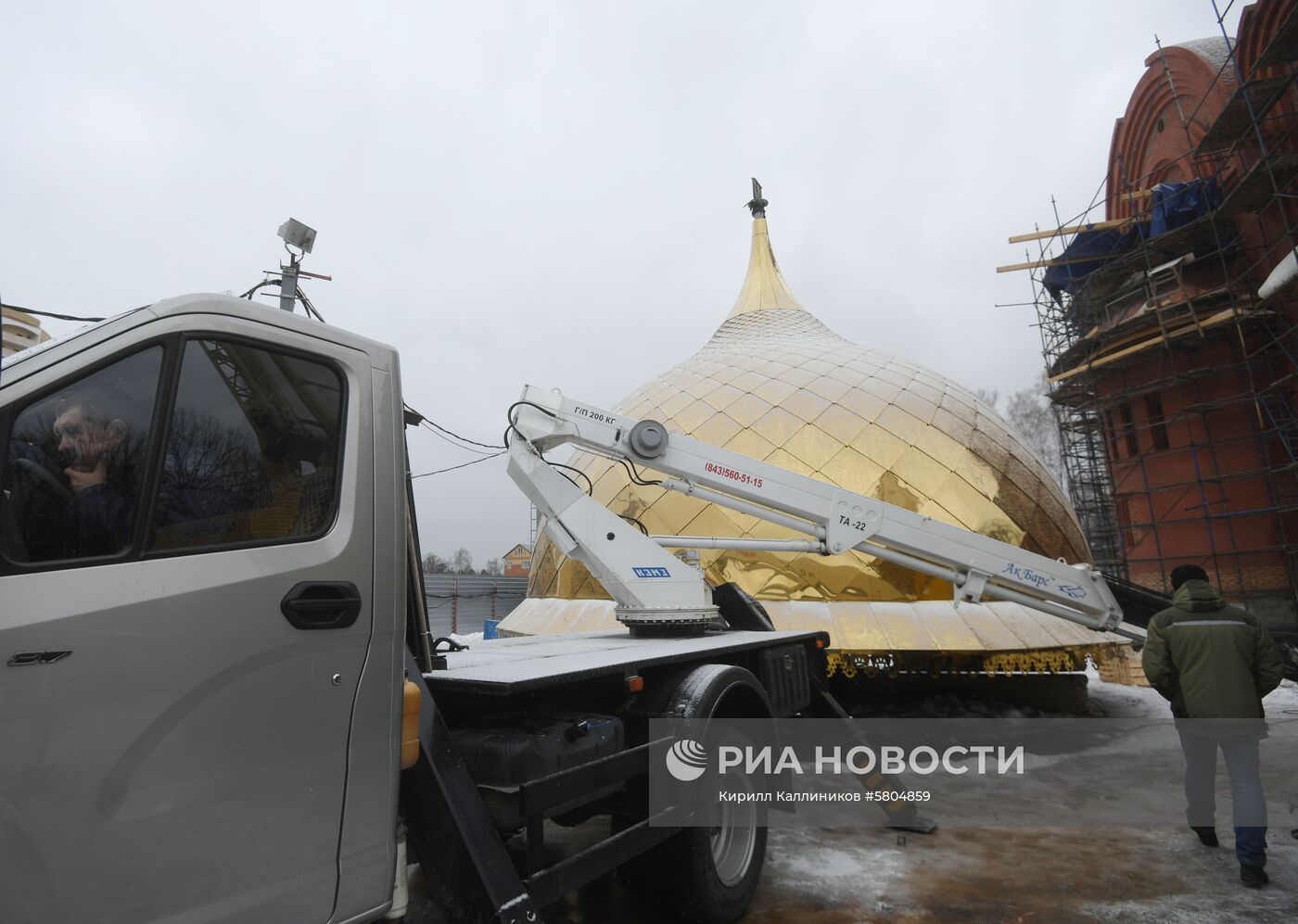 Установка купола на главный храм Росгвардии