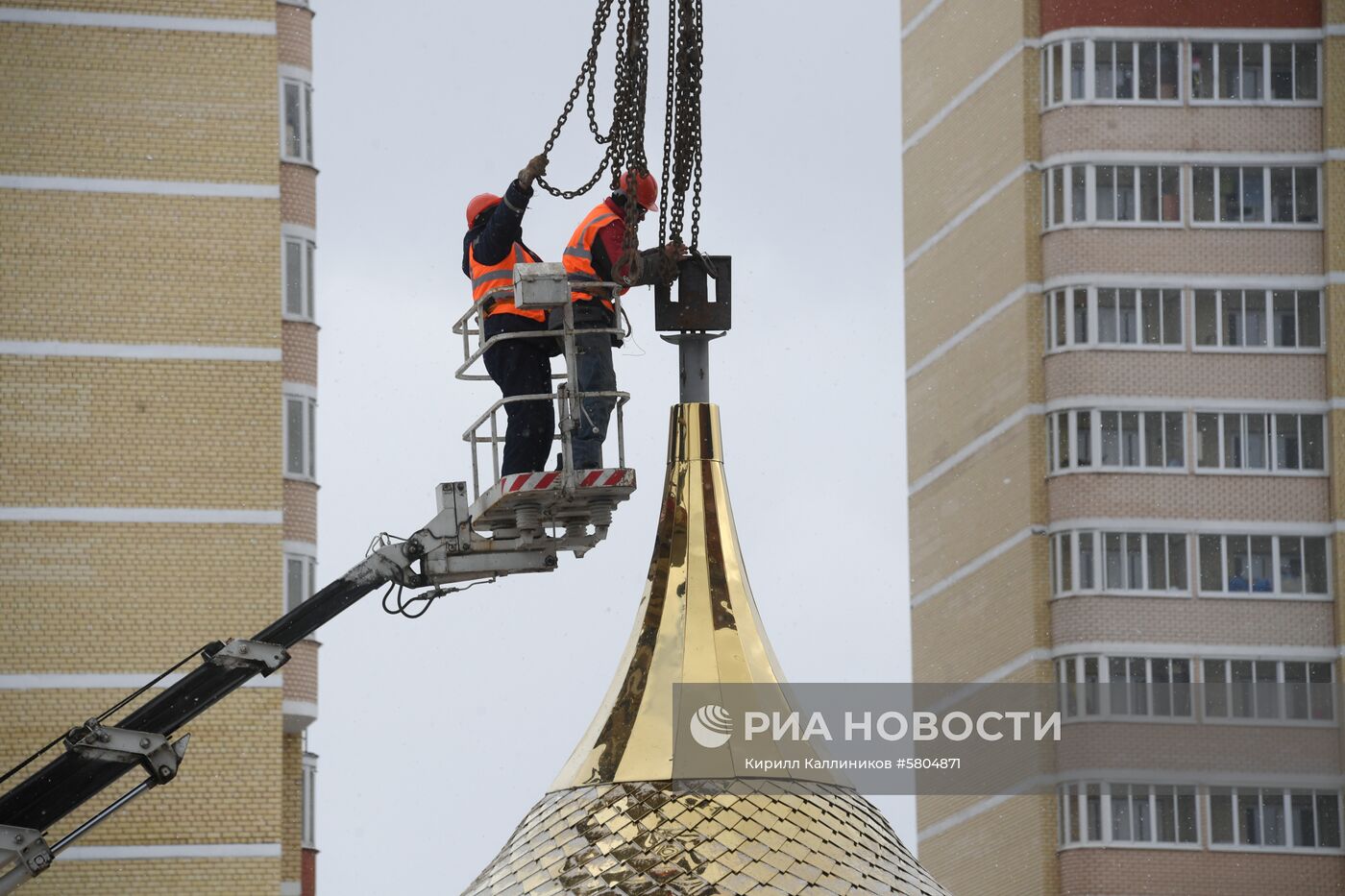 Установка купола на главный храм Росгвардии