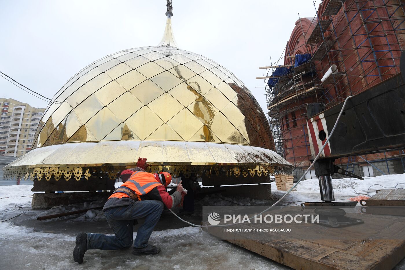 Установка купола на главный храм Росгвардии