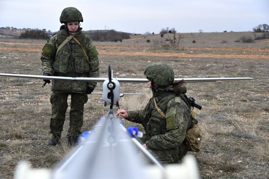 Женский боевой расчёт по управлению беспилотными летательными аппаратами