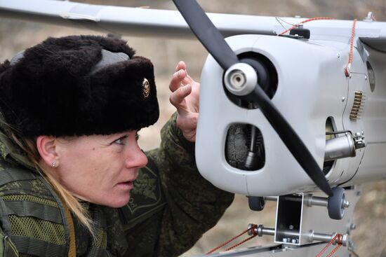 Женский боевой расчёт по управлению беспилотными летательными аппаратами