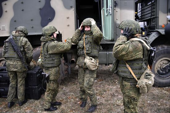 Женский боевой расчёт по управлению беспилотными летательными аппаратами