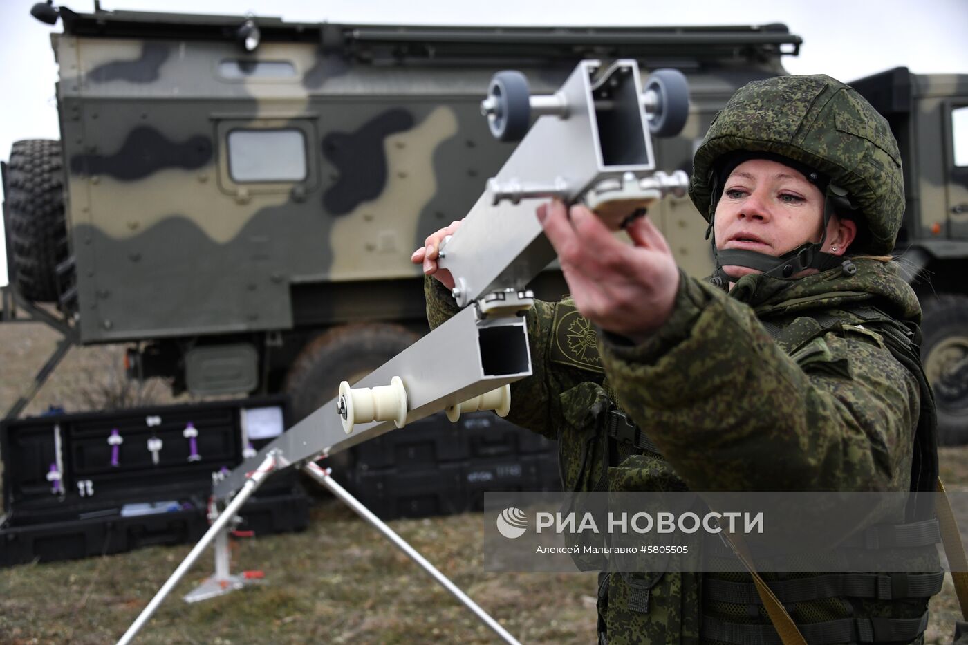 Женский боевой расчёт по управлению беспилотными летательными аппаратами