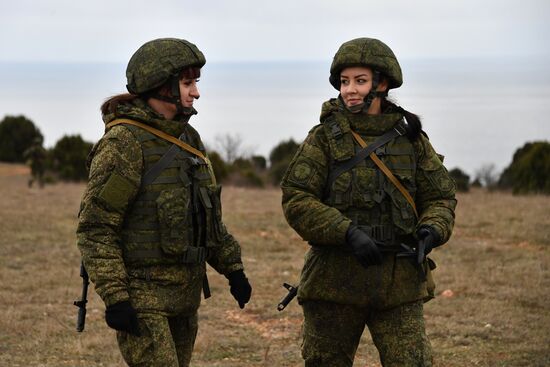 Женский боевой расчёт по управлению беспилотными летательными аппаратами