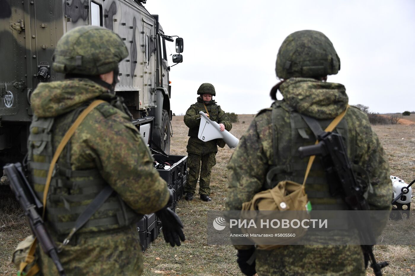 Женский боевой расчёт по управлению беспилотными летательными аппаратами