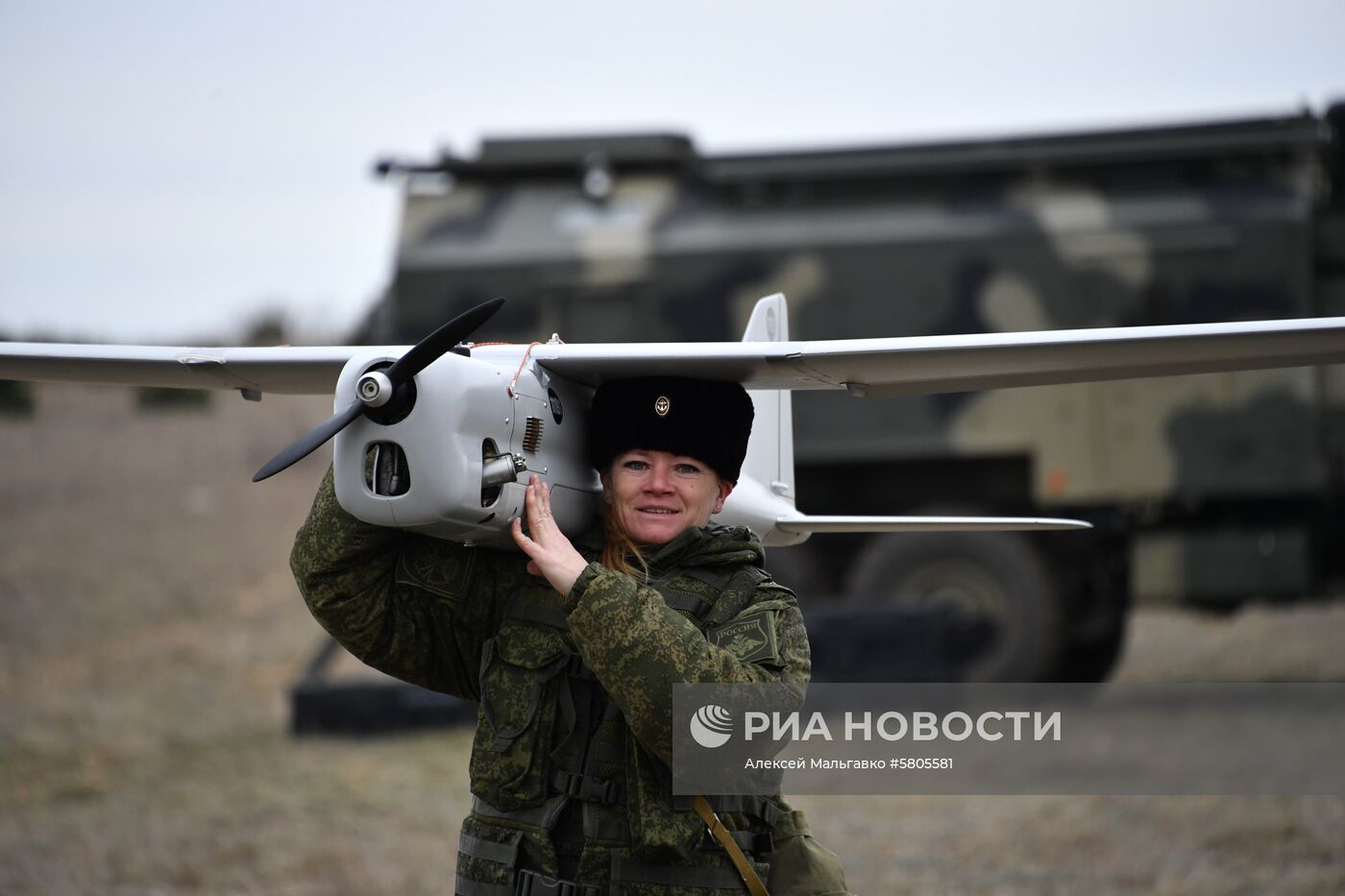 Женский боевой расчёт по управлению беспилотными летательными аппаратами