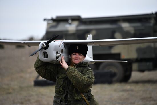 Женский боевой расчёт по управлению беспилотными летательными аппаратами