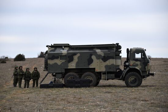 Женский боевой расчёт по управлению беспилотными летательными аппаратами