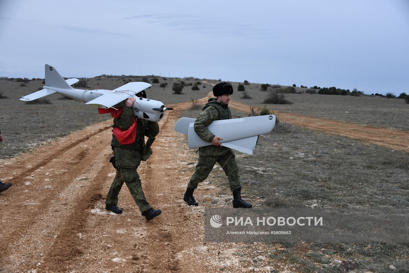 Женский боевой расчёт по управлению беспилотными летательными аппаратами