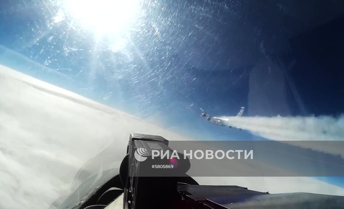Перехват истребителем Су-27 самолета-разведчика США над Балтикой