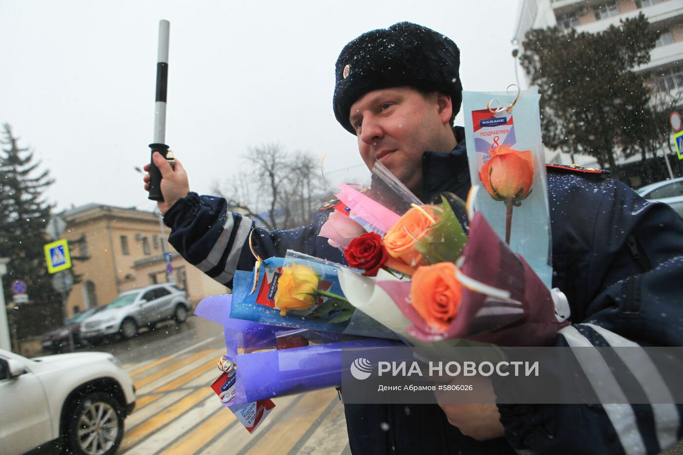 Сотрудники ГИБДД поздравили женщин-водителей с 8 Марта