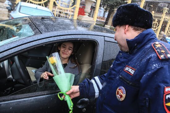 Сотрудники ГИБДД поздравили женщин-водителей с 8 Марта