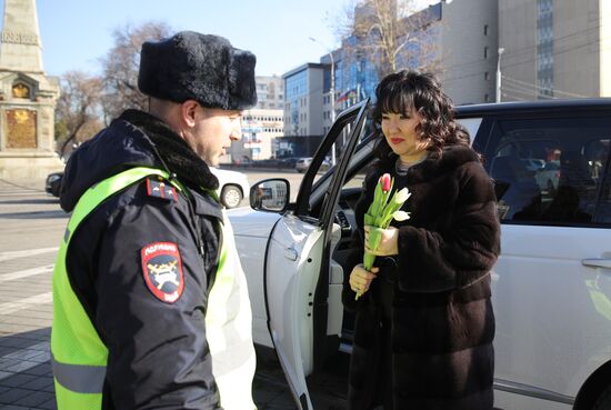 Сотрудники ГИБДД поздравили женщин-водителей с 8 Марта
