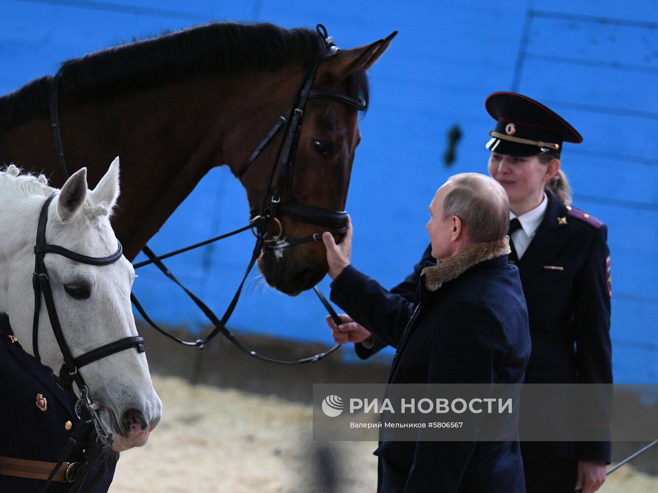 Президент РФ В. Путин посетил 1-й оперативный полк полиции ГУ МВД РФ 