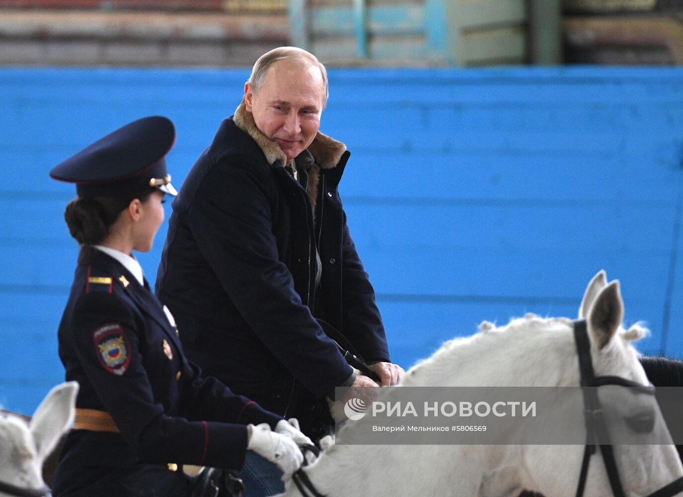 Президент РФ В. Путин посетил 1-й оперативный полк полиции ГУ МВД РФ 