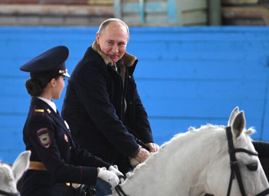Президент РФ В. Путин посетил 1-й оперативный полк полиции ГУ МВД РФ 