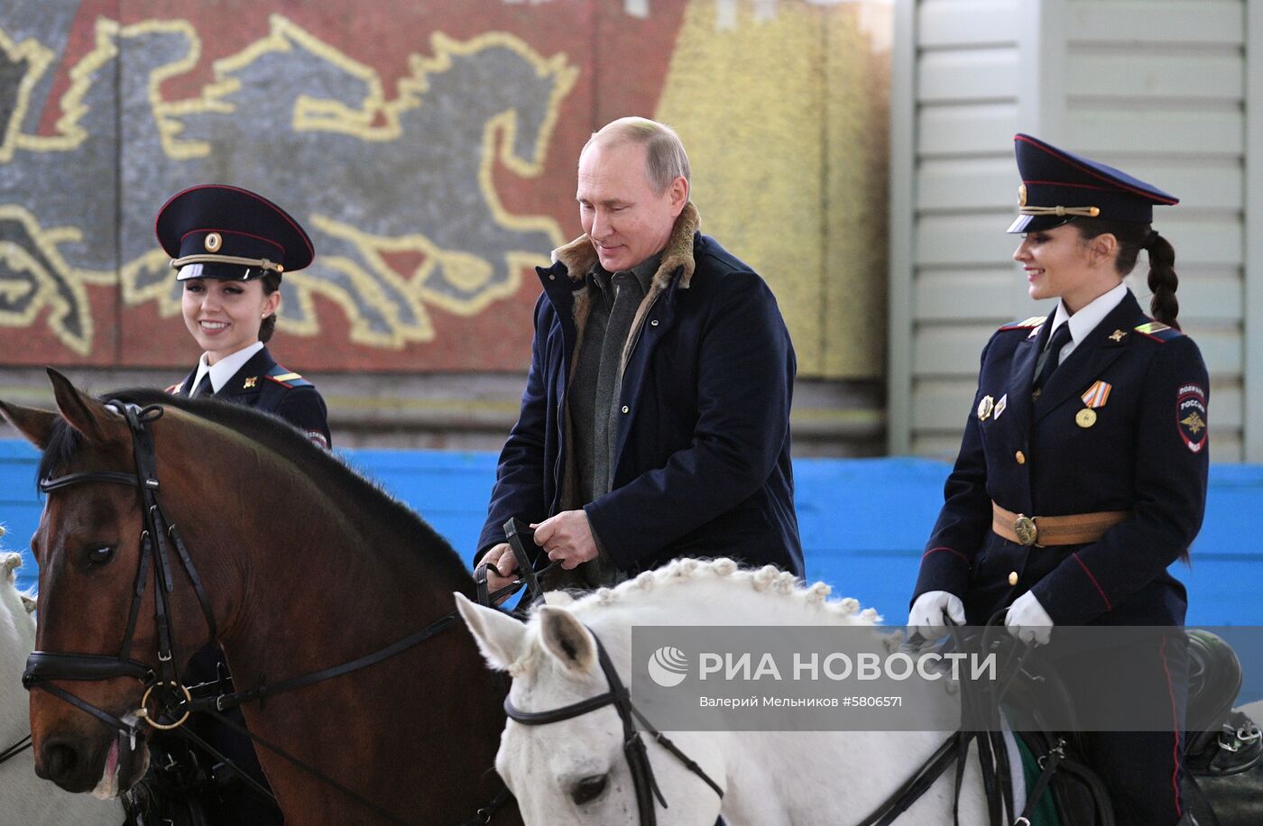 Президент РФ В. Путин посетил 1-й оперативный полк полиции ГУ МВД РФ