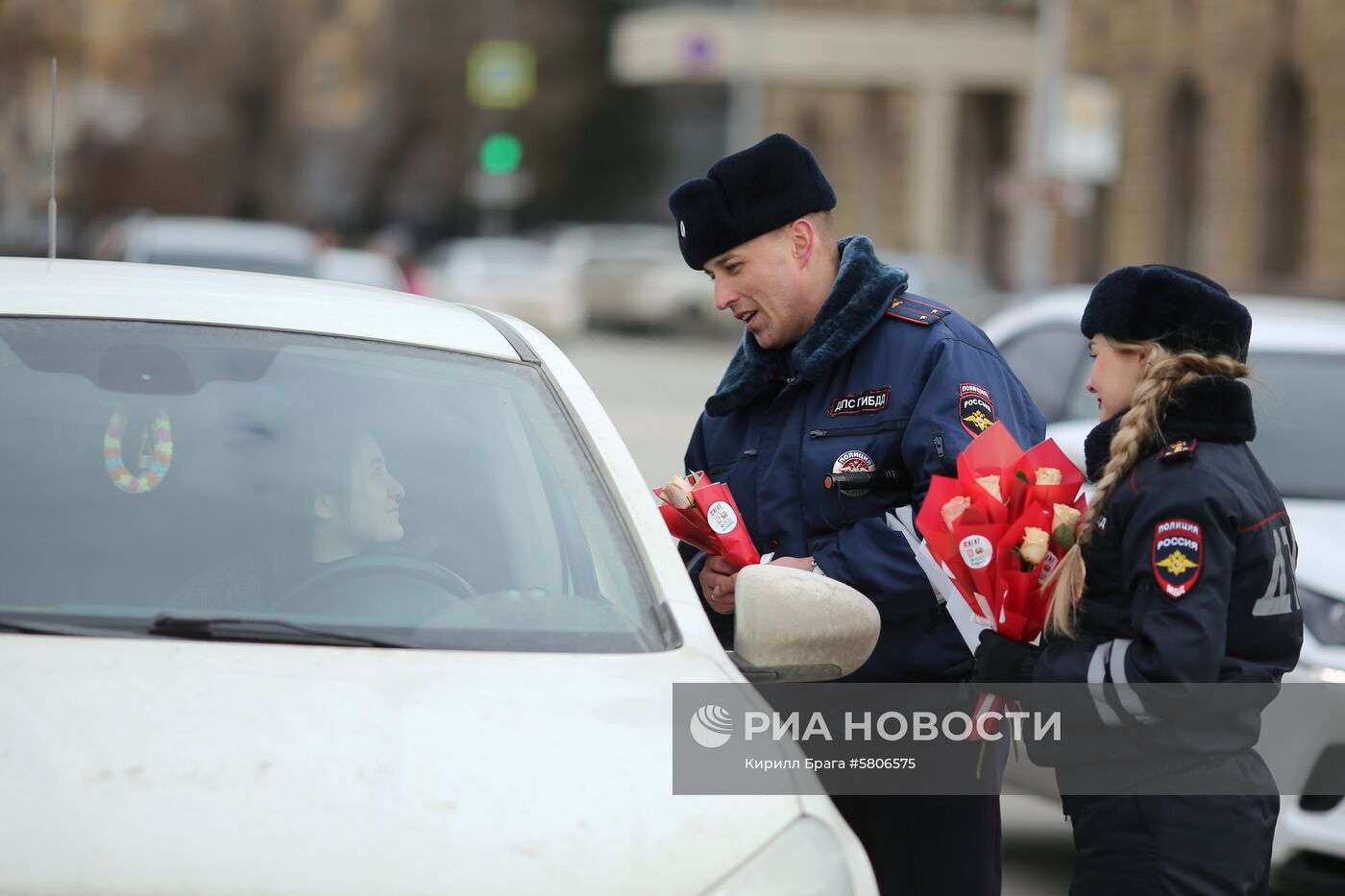 Сотрудники ГИБДД поздравили женщин-водителей с 8 Марта