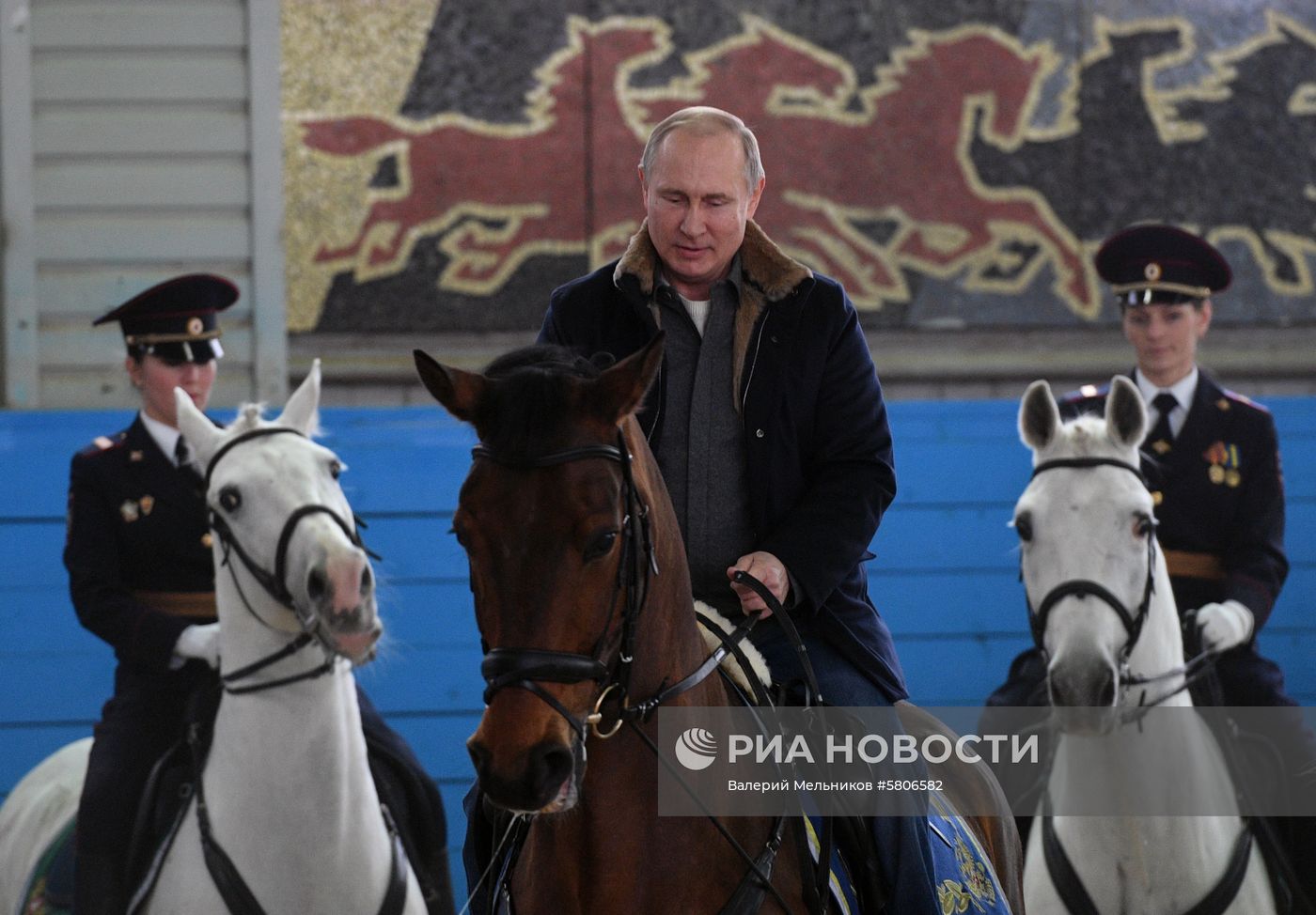 Президент РФ В. Путин посетил 1-й оперативный полк полиции ГУ МВД РФ