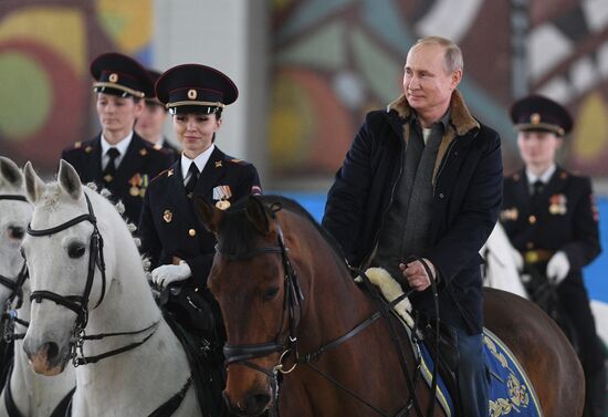 Президент РФ В. Путин посетил 1-й оперативный полк полиции ГУ МВД РФ 
