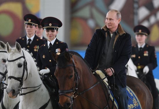 Президент РФ В. Путин посетил 1-й оперативный полк полиции ГУ МВД РФ 