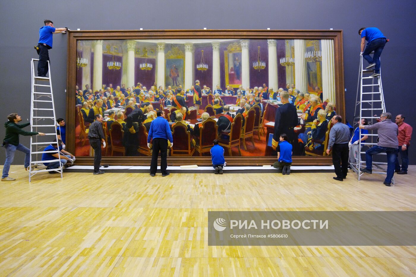 Подготовка к открытию выставки Ильи Репина в Третьяковской галерее