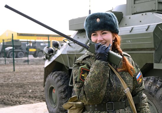 Женщины - военнослужащие мотострелковой дивизии ЮВО