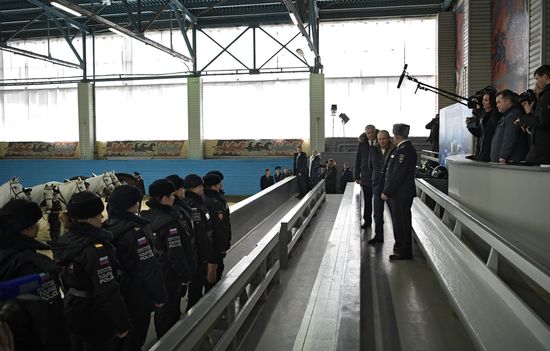 Президент РФ В. Путин посетил 1-й оперативный полк полиции ГУ МВД РФ 