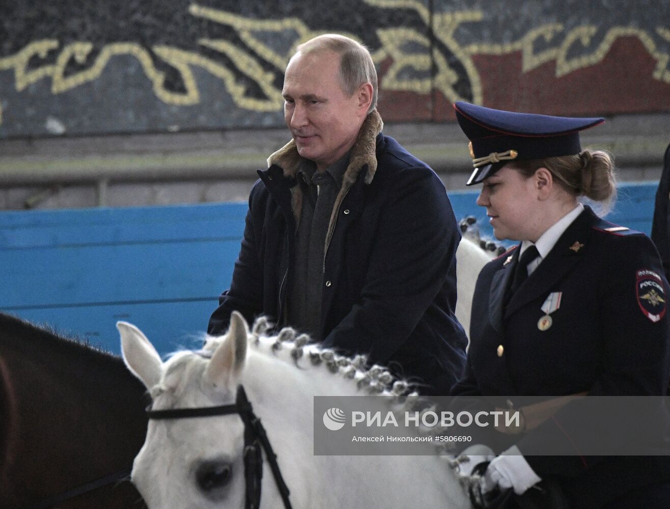 Президент РФ В. Путин посетил 1-й оперативный полк полиции ГУ МВД РФ 