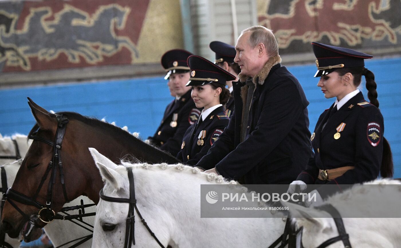 Президент РФ В. Путин посетил 1-й оперативный полк полиции ГУ МВД РФ 