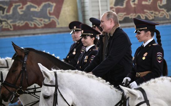 Президент РФ В. Путин посетил 1-й оперативный полк полиции ГУ МВД РФ 