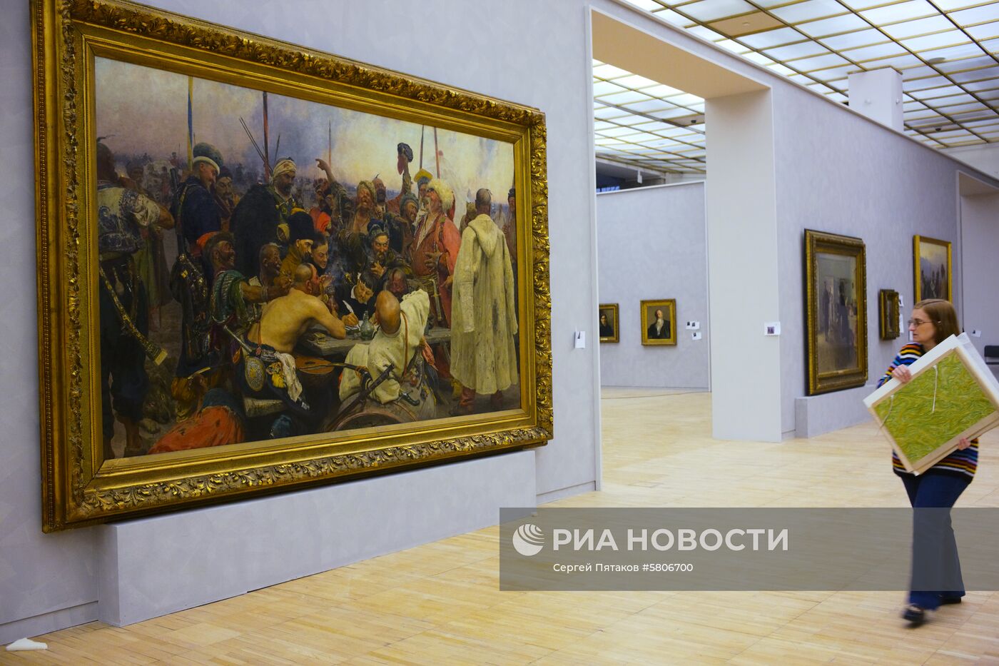 Подготовка к открытию выставки Ильи Репина в Третьяковской галерее