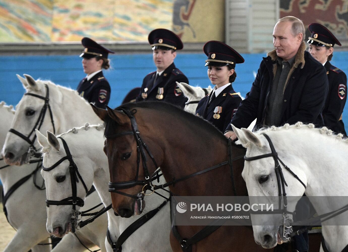 Президент РФ В. Путин посетил 1-й оперативный полк полиции ГУ МВД РФ 