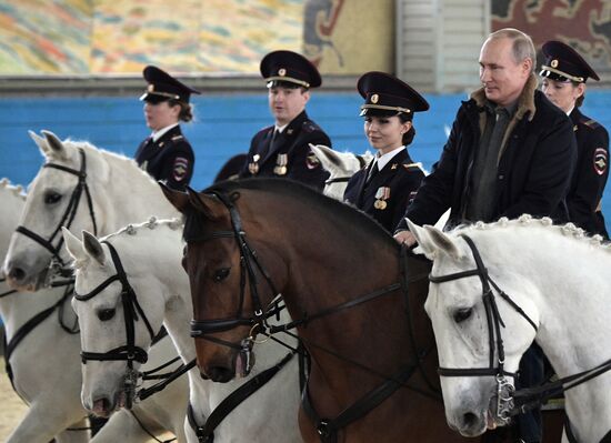 Президент РФ В. Путин посетил 1-й оперативный полк полиции ГУ МВД РФ 