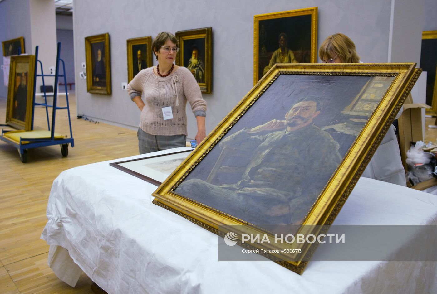 Подготовка к открытию выставки Ильи Репина в Третьяковской галерее