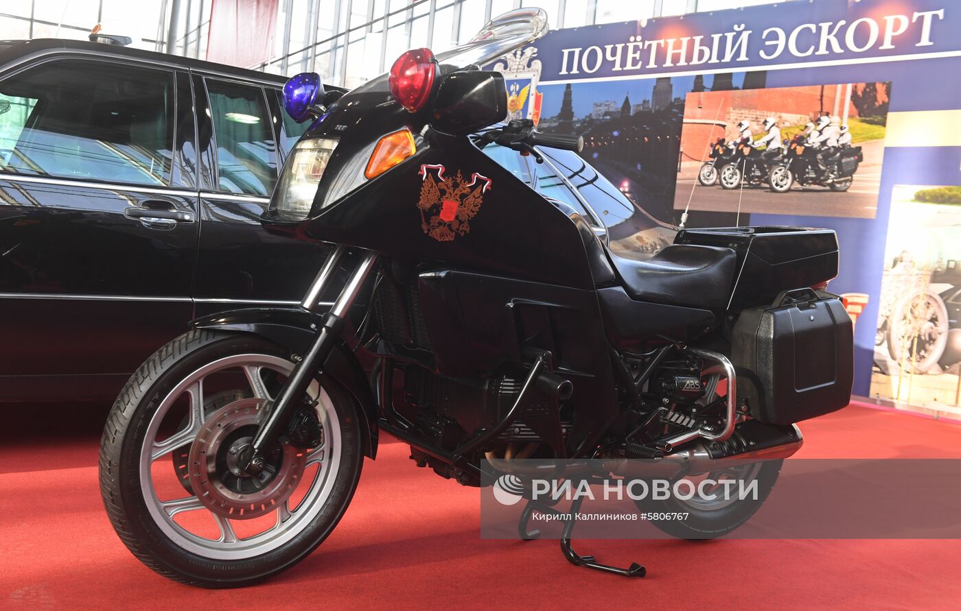 Выставка ретро-автомобилей "Олдтаймер-Галерея"