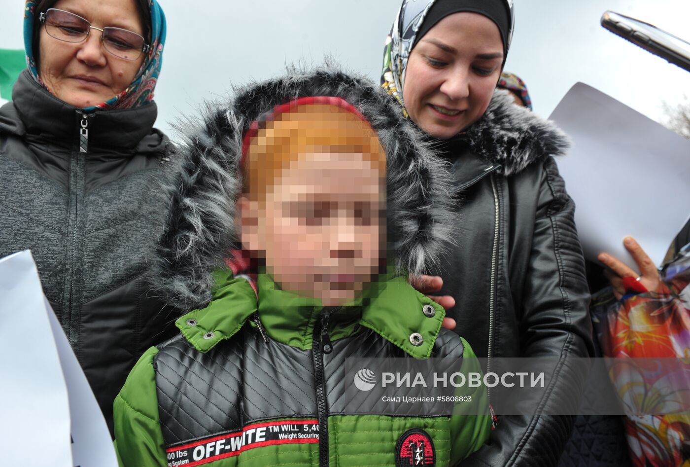 Встреча спасенного на Ближнем Востоке мальчика в аэропорту Грозного