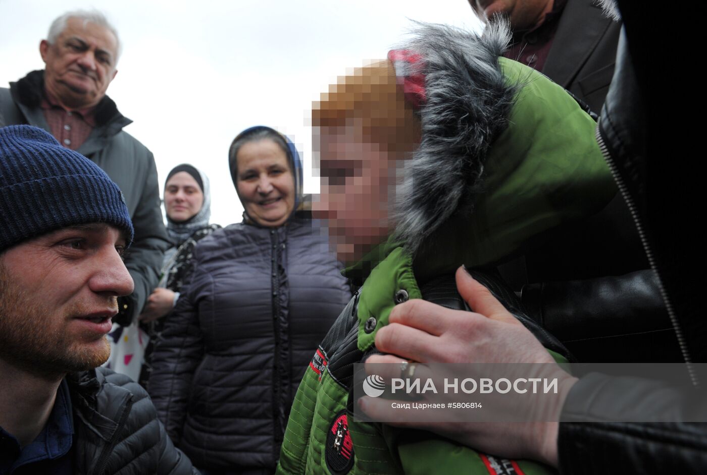 Встреча спасенного на Ближнем Востоке мальчика в аэропорту Грозного