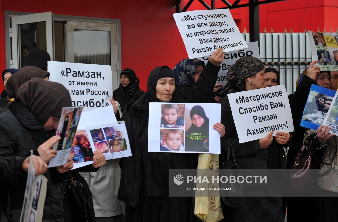 Встреча спасенного на Ближнем Востоке мальчика в аэропорту Грозного