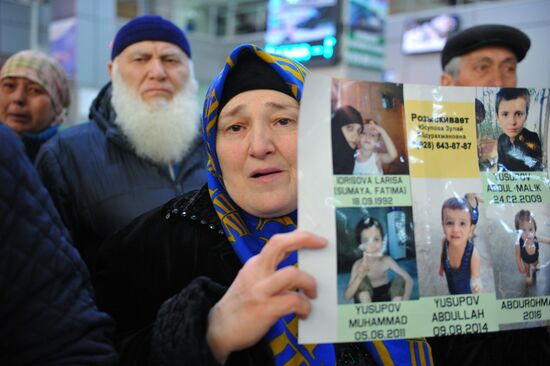 Встреча спасенного на Ближнем Востоке мальчика в аэропорту Грозного